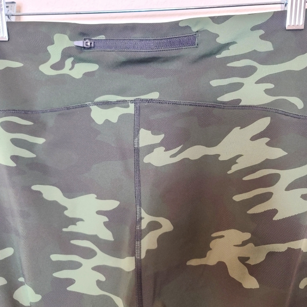 GOOD AMERICAN The Core Strength High-Waisted Green Camo Leggings - Picture 11 of 11